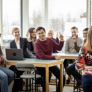 Joukko ihmisiä viittaa.