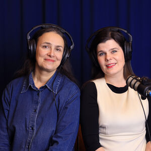 Kirjallisuuspodcastin tekijät Saija Pyhärinne ja Sari Päivärinne