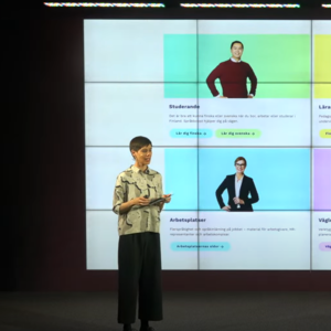 En person presenterar Språkboost webbsidan.