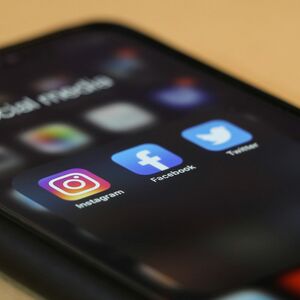 En smartphone-skärm som visar sociala medieikoner för Instagram och Facebook.