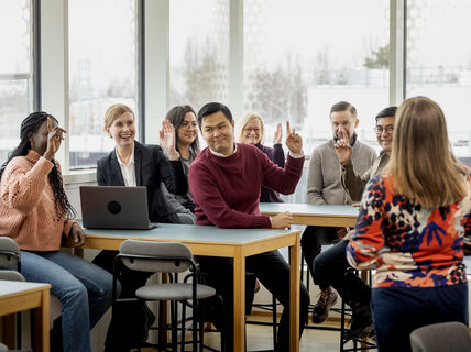 Joukko ihmisiä viittaa.