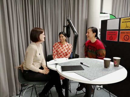 Eevamaija Isoheiniemi, Shammi Akhtar ja Jingyan Liu. 