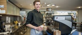 Opiskelija kahvilatyössä Laurea-ammattikorkeakoulun Café Beatissa. 