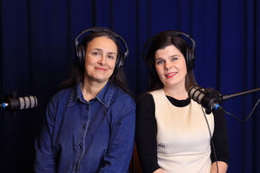 Kirjallisuuspodcastin tekijät Saija Pyhärinne ja Sari Päivärinne