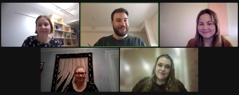 Ruudunkaappaus Zoom-puhelusta, jossa on 5 henkilöä mukana.