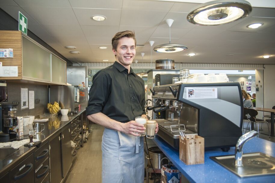 Opiskelija kahvilatyössä Laurea-ammattikorkeakoulun Café Beatissa. 