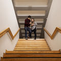 Kaksi opiskelijaa tulossa alas portaita.